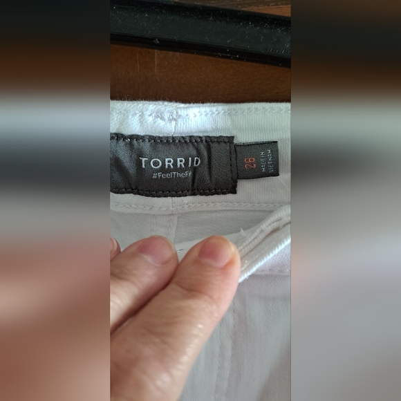 Ladies Torrid Shorts  Size 26 Feel The Fit High Rise Distressed Denim White NWT - Picture 3 of 5